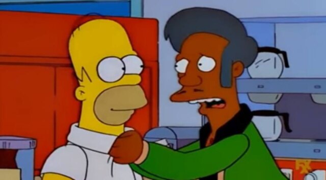 Reprodução de cena de 'Os Simpsons' / Fox Apu ao lado de Homer Simpson