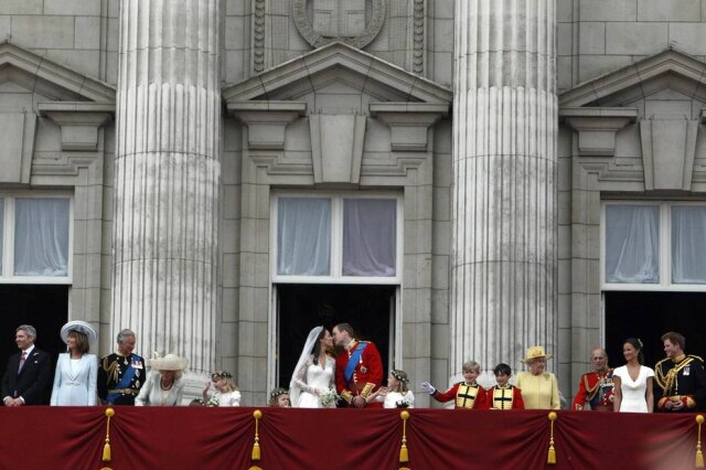 Nir Elias/Reuters A família real britânica no palácio de Buckingham após o casamento do príncipe William e Kate Middleton em 2011