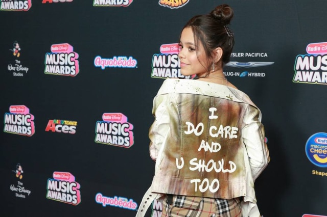 Rich Fury/Getty Images/AFP Jenna Ortega no tapete vermelho do Radio Disney Music Awards em Hollywood, na Califórnia