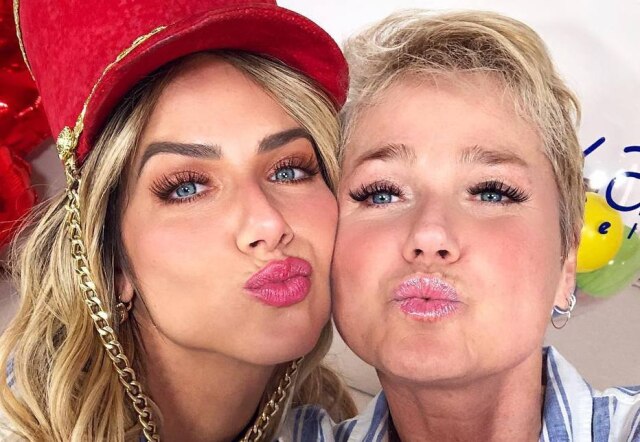 Instagram / @gio_ewbank Giovanna Ewbank com chapéu típico das paquitas ao lado de Xuxa Meneghel.