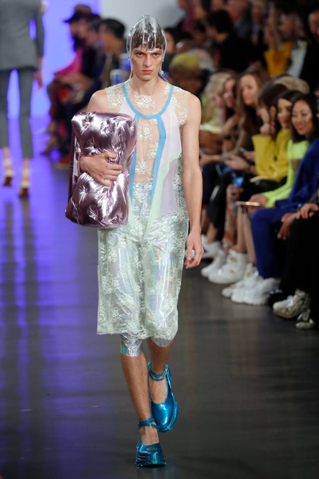FRANCOIS GUILLOT/AFP Look do verão 2019 Margiela inspirado em rebelião e nas gerações Z e 'millenial'
