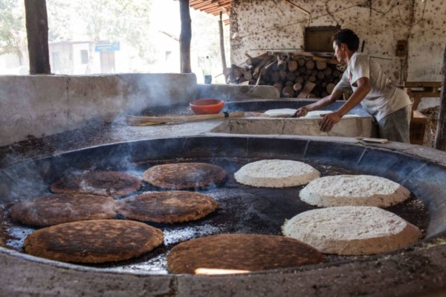 Dubes Sônego Guaribas. Bijus são assados no tacho