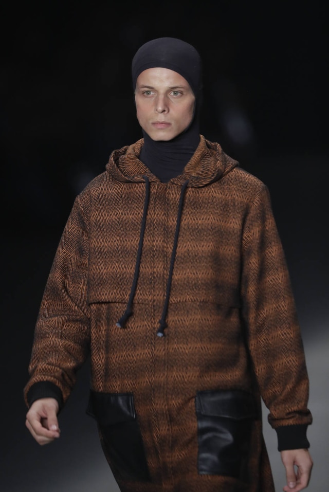 Andre Penner/ AP Tales Cotta em desfile da grife Ratier na SPFW na sexta-feira, 26