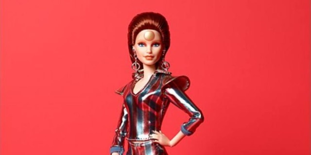 Barbie / Divulgação Barbie celebra música de David Bowie e alter ego do cantor.