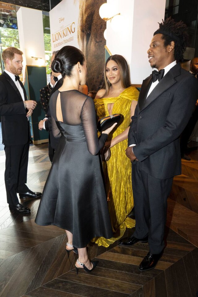 Niklas Halle'n / Pool / AP Meghan Markle e Beyoncé se encontram durante a premiere europeia do live-action de 'O Rei Leão', em Londres, em 14 de julho.