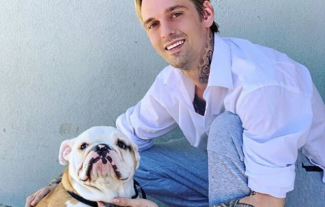 Instagram / @aaroncarter Aaron Carter e o bulldog inglês de dez meses, que se encontrava em situação de abandono e foi resgatado por abrigo.