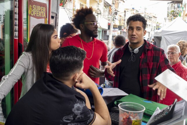 Rafael Morse/Netflix Kondzilla (de xadrez) na favela do Jaguaré orientando o elenco durante as gravações de 'Sintonia'.