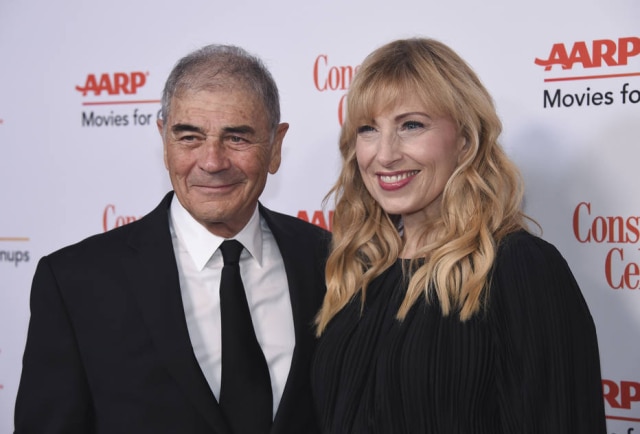 Phil McCarten / Invision / AP O ator Robert Forster ao lado de Denise Grayson em janeiro de 2019.