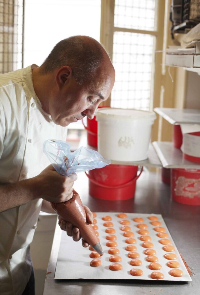 Damien Lafargue/The New York Times Chef Arnaud Delmontel fazendo macarons em Paris