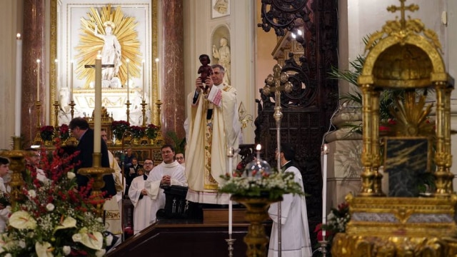 Reprodução Twitter/ Cattedrale di Palermo Em missa, o arcebispo de Palermo Corrado Lorefice usou uma estátua que representa o menino Jesus