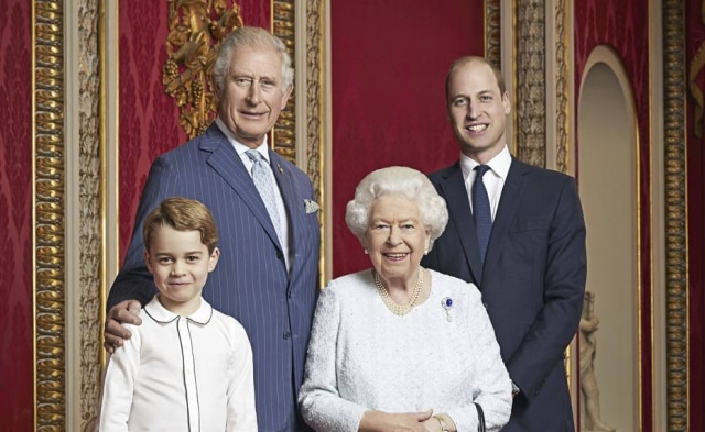 Ranald Mackechnie / Buckingham Palace via AP Príncipe George, príncipe Charles, rainha Elizabeth II e príncipe William.