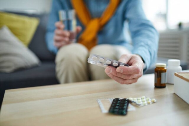 Freepik / @seventyfour É importante evitar a automedicação, já que ela pode piorar um quadro de dor de cabeça