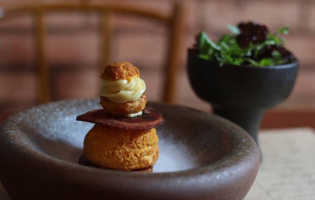 Alex Silva/Estadão Comer. Delicada choux com creme de milho e pancetta crocante da chef Elisa Fernandes