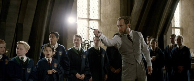 Warner Bros. Jude Law como Alvo Dumbledore no filme 'Animais Fantásticos: Os Segredos de Grindelwald'.