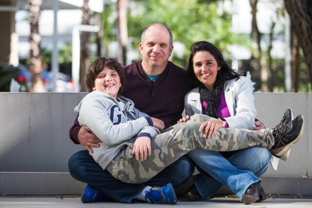 Tiago Queiroz Carla Borges Bertin e o marido, José Carlos Bertin, decidiram compartilhar conhecimento jurídico, de forma gratuita, sobre autismo após diagnóstico do filho Gabriel.