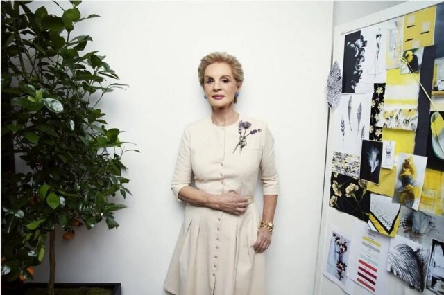 Jesse Dittmar Designer Carolina Herrera posa ao lado de um stand em seu showroom em Nova York