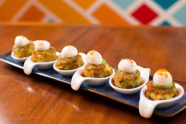 Tiago Queiroz|Estadão Para pedir de entrada, bolinhos de batata, com esferas de iogurte e chutney de tâmaras, para comer numa bocada só.