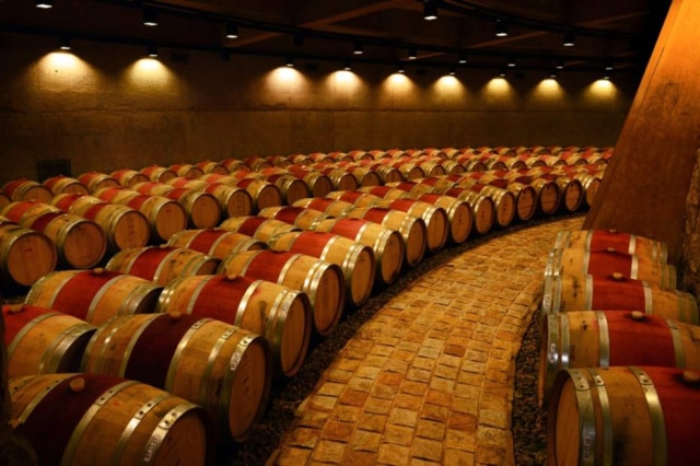 Horacio Paone|NYT Catena Zapata aposta em vinhos produzidos em climas mais frios. Na foto, sua adega em Agrelo.