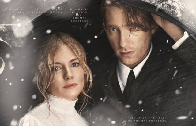 Divulgação Sienna Miller e Domhnall Gleeson são estrelas da campanha de Natal da Burberry.