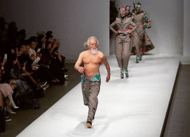 The New York Times/Quan Yajun Wang Deshun na passarela do designer Sheguang Hu na semana de moda da China, em março de 2015.