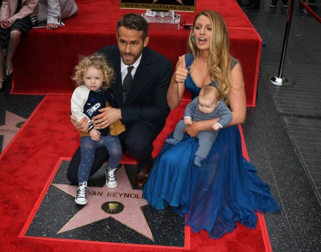 AFP PHOTO/Mark RALSTON Filhas de Ryan Reynolds e Blake Lively são vistas pela primeira vez.