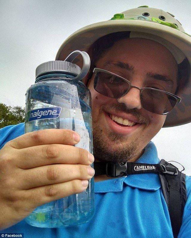 Facebook/festivalprotips Alex Diamond enterrou esta garrafa em terreno de festival para burlar regras e economizar dinheiro.