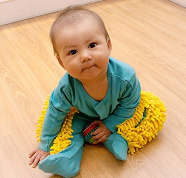 Baby Mop via Amazon Roupa tem cerdas de esfregão.