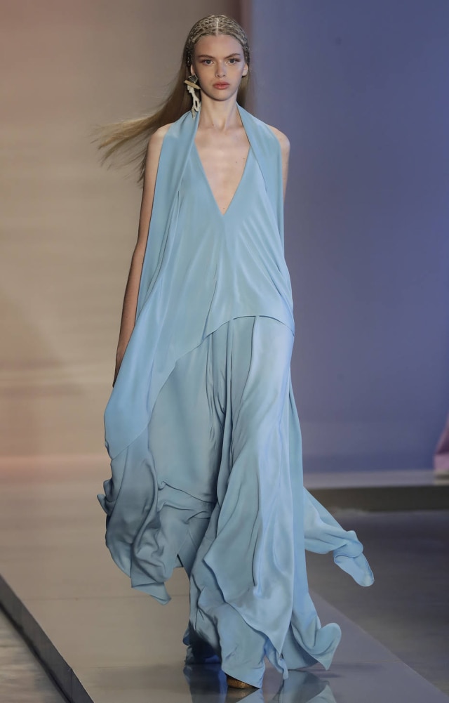 AP/Andre Penner O azul pastel ganha sofisticação com a modelagem de Lenny Niemeyer
