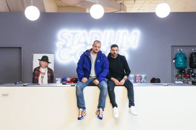 Mark Wickens / The New York Times John McPheters, esquerda, e Jed Stiller, fundadores da Stadium Goods, em sua loja no Soho