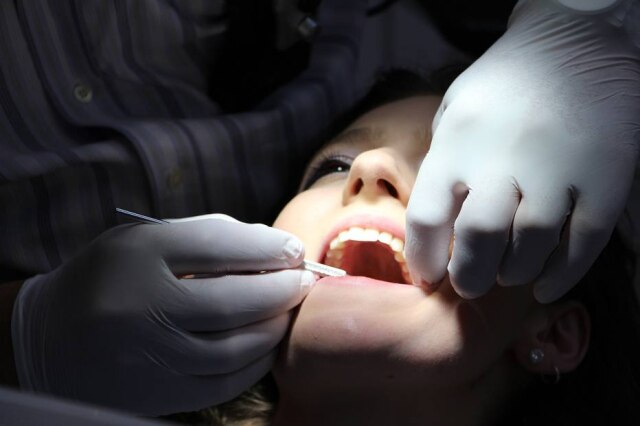 Pixabay/ @rgerber Os indícios do câncer de boca, quinto tumor mais comum no Brasil, podem ser identificados pelo dentista.