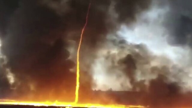 Leicestershire Fire and Rescue Service via AP Um tornado de fogo surgiu em Derbyshire, na Inglaterra.