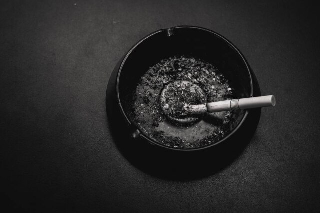 Unsplash / @ayahya09 Dados da OMS revelam que, dentre as 7 milhões de mortes causadas por tabaco, 890 mil são de fumantes passivos.