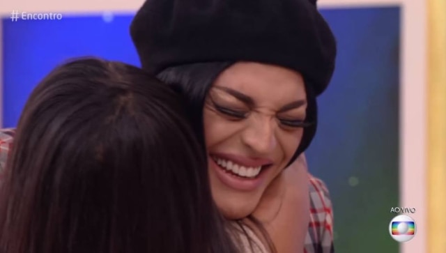 Reprodução de 'Encontro com Fátima Bernardes' (2018) / TV Globo Pabllo Vittar abraça sua irmã, Phamella.