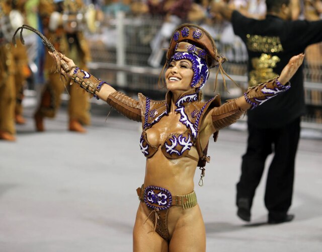 Paulo Whitaker / Reuters Sabrina Sato durante desfile da Gaviões da Fiel no carnaval de 2017.