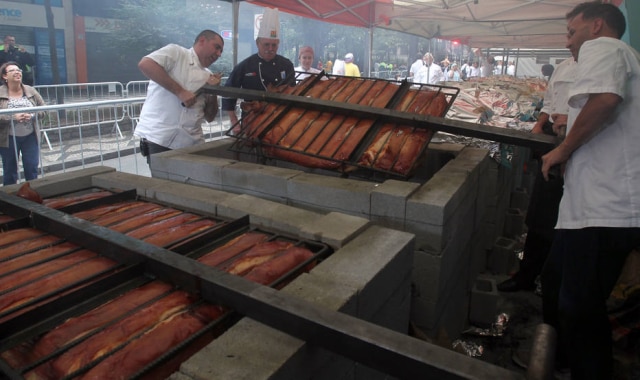 Na Rua. Rueda prepara porco San Zé na edição 2013 