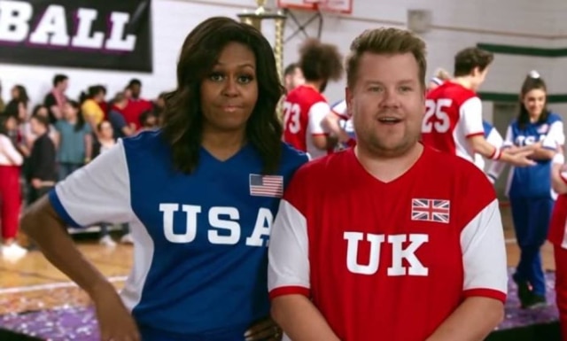 Reprodução/The Late Late Show Michelle Obama enfrenta James Corden em um jogo de queimada em Londres.