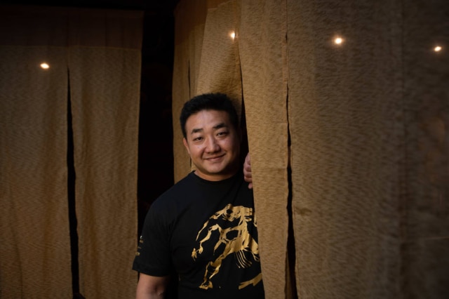 Daniel Teixeira/Estadão O ex-lutador de sumô e chef Fernando Kuroda que acaba de inaugurar seu novo izakaya no Itaim Bibi