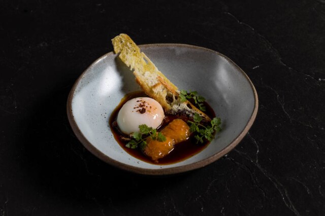 Mina Prato com ovo de pata em caldo de carne com shitake, tomate e pimenta