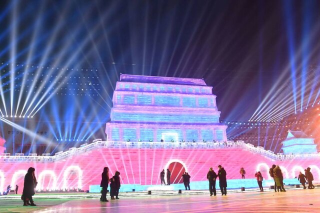 China Daily via Reuters Festival de Gelo e Neve de Harbin, na China, tem enormes esculturas de gelo.
