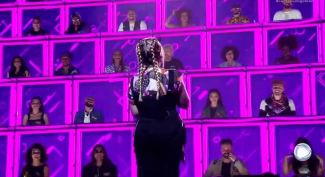 Reprodução de 'Canta Comigo Teen' (2020) / Record TV Participante do 'Canta Comigo Teen' em frente aos jurados do programa, que será apresentado por Rodrigo Faro e Ticiane Pinheiro em 2020