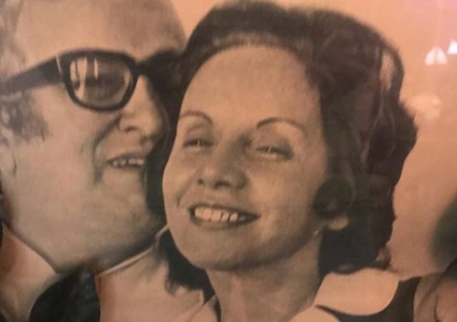 Instagram / @leleco.barbosa Florinda Barbosa ao lado de Chacrinha em foto antiga publicada por seu filho, Leleco