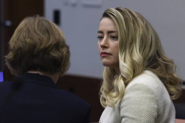 A atriz Amber Heard presencia depoimento de seu ex-marido Johnny Depp que a acusa de difamação