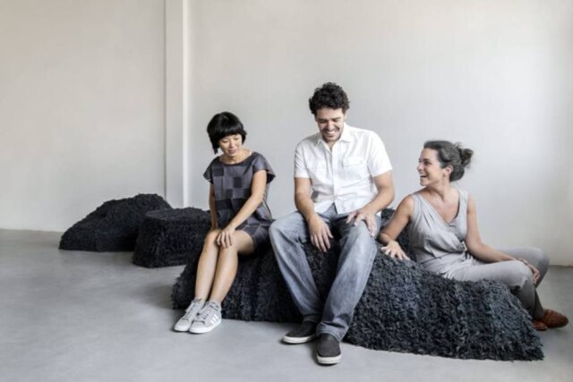 Divulgação A estilista Fernanda Yamamoto em seu banco Pedra com Victor Paixão e Paula Sertório