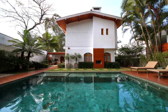 Mario Bock/Divulgação Na nova casa da família, a piscina recebeu pedra hijau, da Palimanan. O jardim foi feito em parceria com a paisagista Cynthia Azevedo