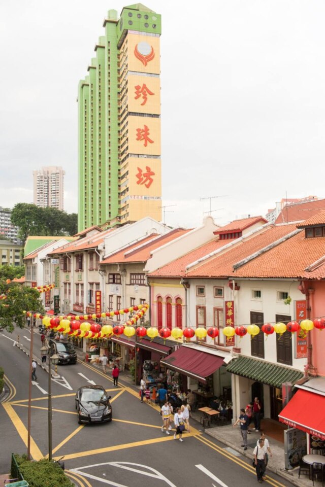 O Chinatown Complex abriga centenas de barracas de comida e lojas de artigos variados.