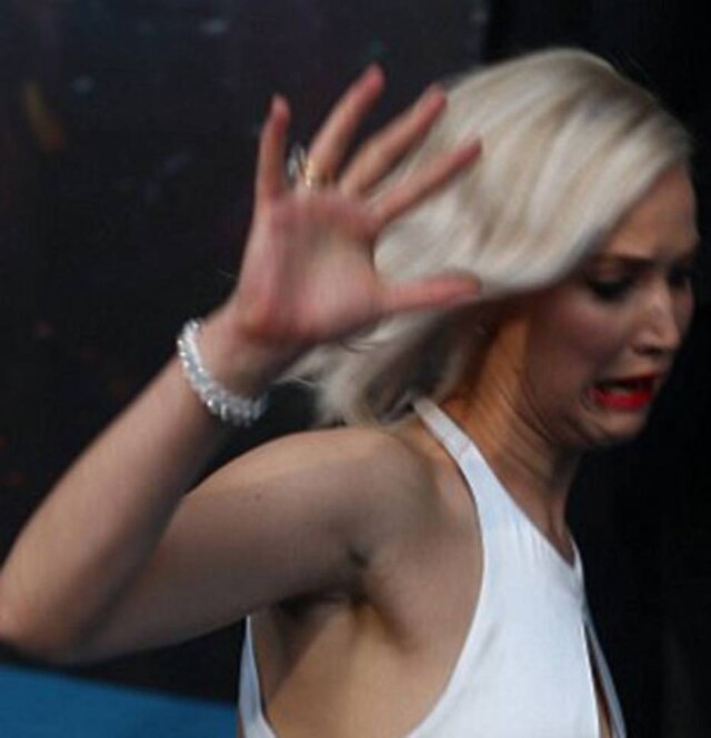 Twitter Jennifer Lawrence tropeça em tapete vermelho na estreia de 'X-Men: Apocalipse'