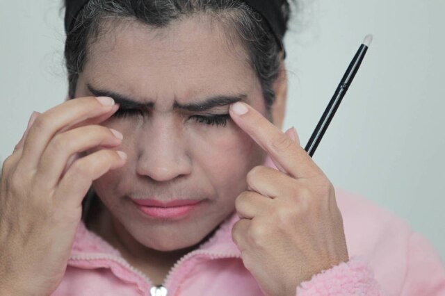 Felipe Rau/Estadão Uma parte essencial do curso de automaquiagem para mulheres com deficiência visual é identificar com as mãos cada detalhe do rosto