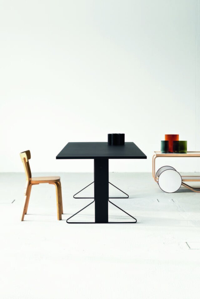 divulgação Dos franceses Ronan e Erwan Bouroullec, a coleção Kaari, que tem como elemento comum um componente de aço dobrado na base dos móveis