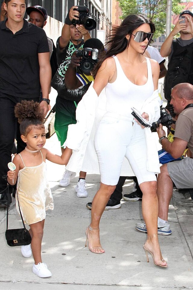 Reprodução/Twitter North West usou bolsa Fendi que custa cerca de R$ 6500.