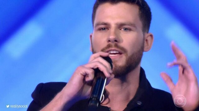 Reprodução/Twitter Gabriel Correa, candidato do 'The Voice', chamou a atenção por sua beleza nas redes.